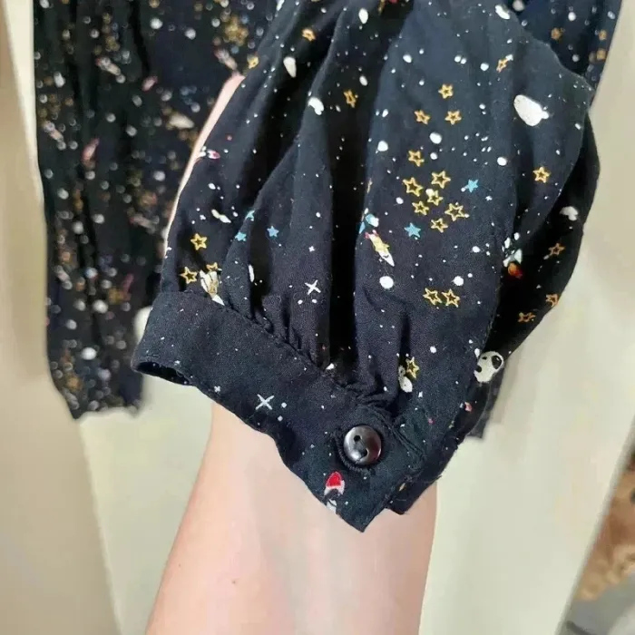 Blouse noire Jennyfer M imprimé espace, fusées & étoiles, manches longues, détail volanté V018 - photo numéro 5
