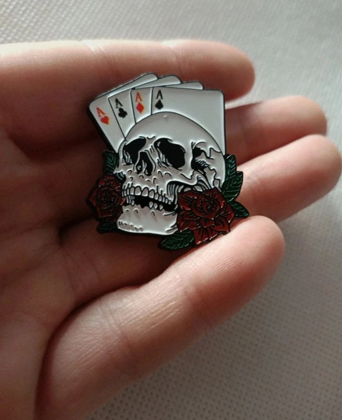 Pins 4 As crâne avec rose 💀 - photo numéro 2
