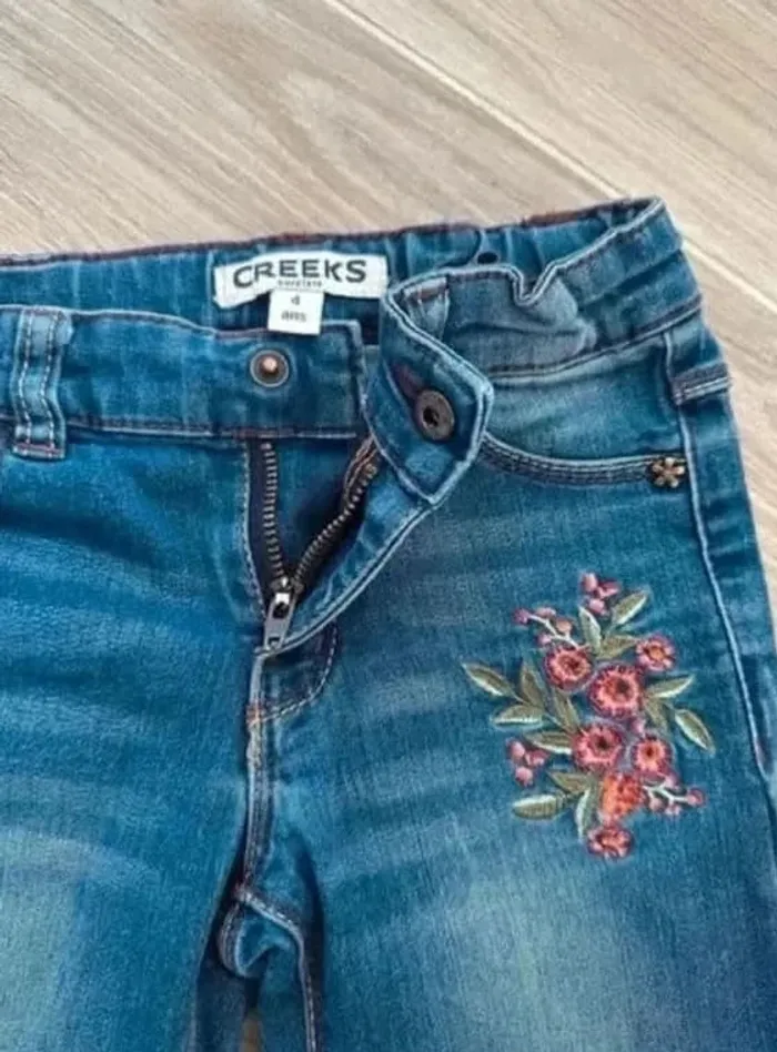 Joli Jeans original a fleurs brodé Creeks fille 4 ans - photo numéro 2