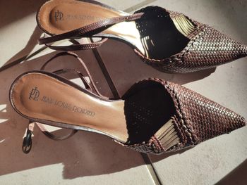 Chaussures ouvertes en cuir tressé