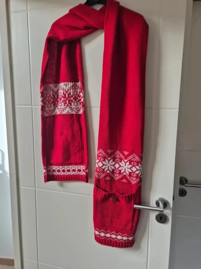 Écharpe rouge motif hivernal – H&M 🎄