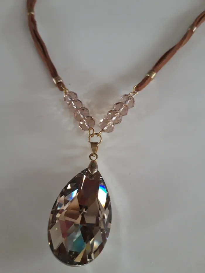 Collier pendentif fantaisie pierre multifacettes