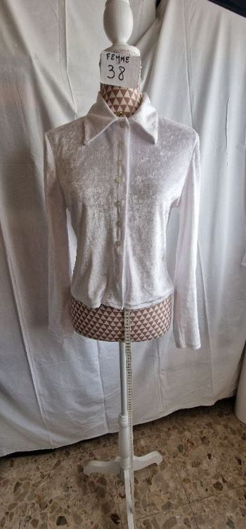 Haut, crop top, blanc, tissus façon velours satiné, en très très bon état, en polyester