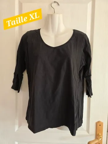 Maillot Noir Taille XL Marque "Basic Tee Shirt"