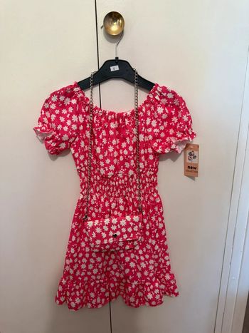 Robe fuschia à fleurs blanches