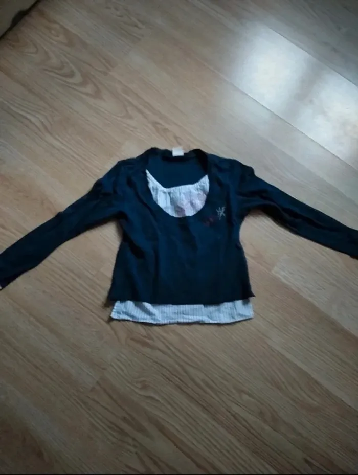 Haut manches longues. Bleu marine. Ikks.
Taille 4 ans