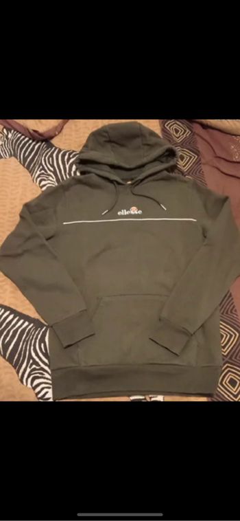 Pull à capuche et tee shirt ellesse taille S couleur kaki