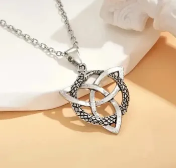 Collier pendentif style noeud celtique viking acier inoxydable 55cm