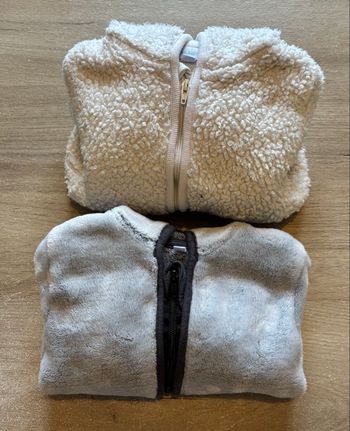 Lot de 2 vestes polaires taille 1 mois 