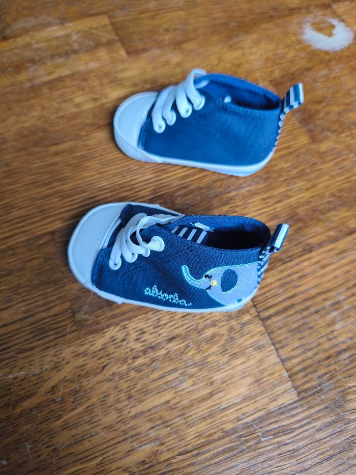 Lot de petites chaussures bébé - photo numéro 2