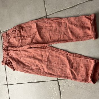 Pantalon fluide rose à fleurs blanches
