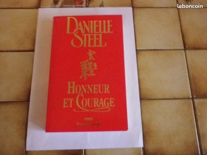 Livre Honneur et courage - Danielle Steel (Auteur)- Vassoula Galangau (Traduction) - photo numéro 2