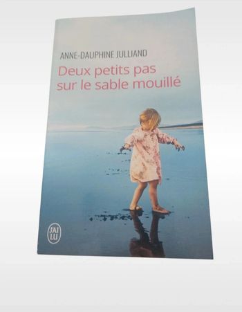 Livre deux petits pas sur le sable mouillé