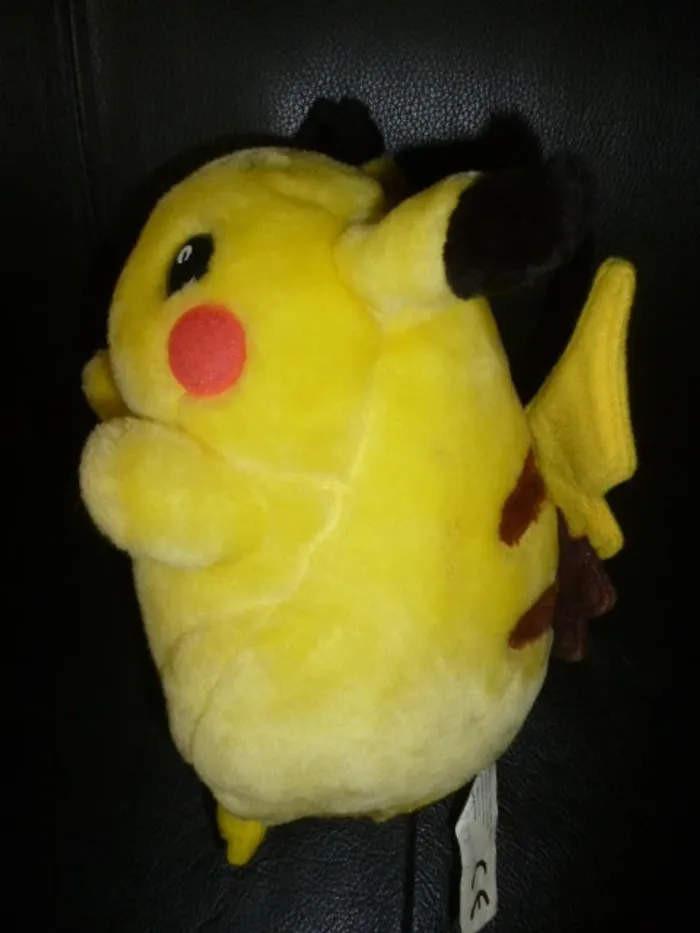 peluche pokémon Pikachu 20 cm