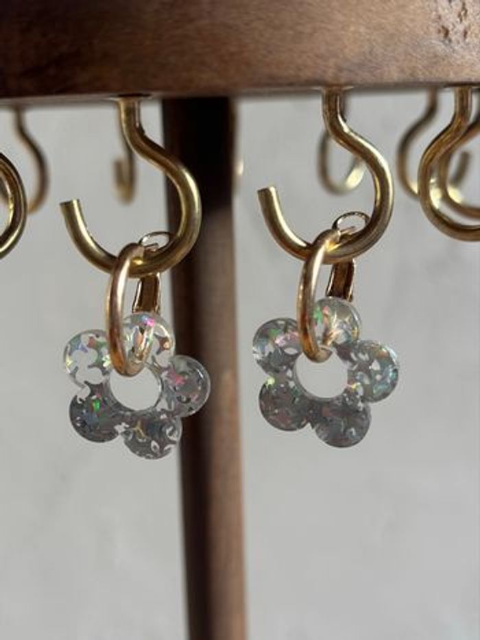 Boucle d’oreille fleur argentée