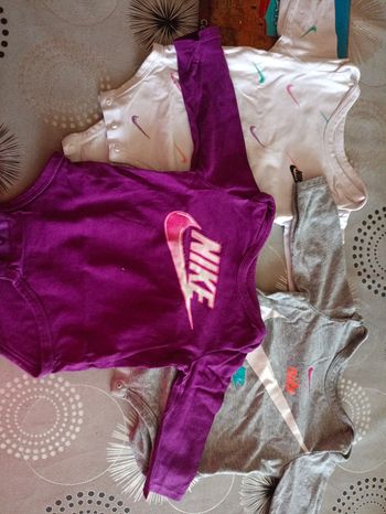 Vend body 6 mois nike 