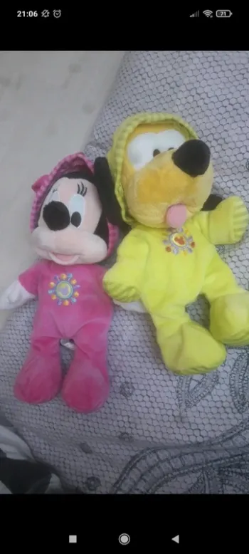 Lot de 2 peluches Disney Minnie et Pluto en très bon état