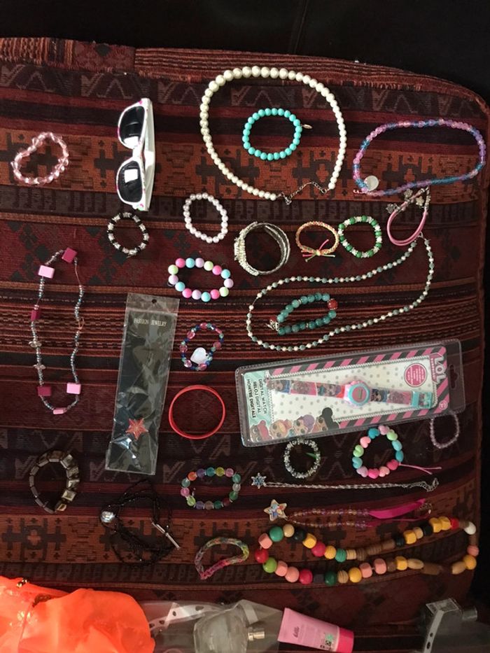 Gros lot bracelets + colliers + vernis + gloss + serre-têtes - photo numéro 3
