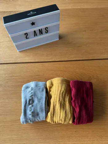 Lot de 3 collants, 1 gris lisse, 1 jaune moutarde et 1 rouge bordeaux côtelé - Taille 2
