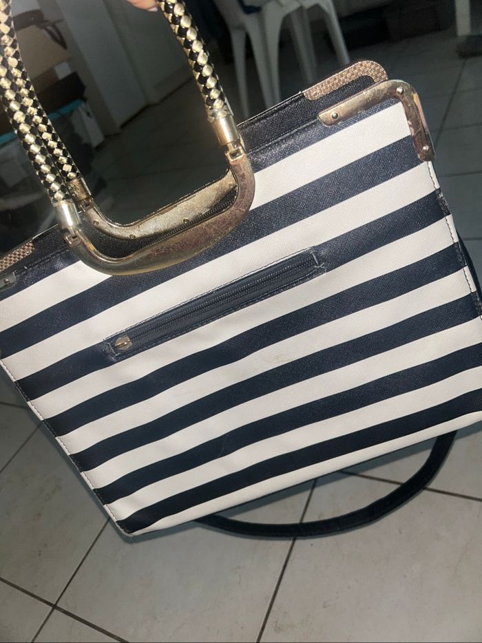 Sac Lacoste contre façon - photo numéro 2