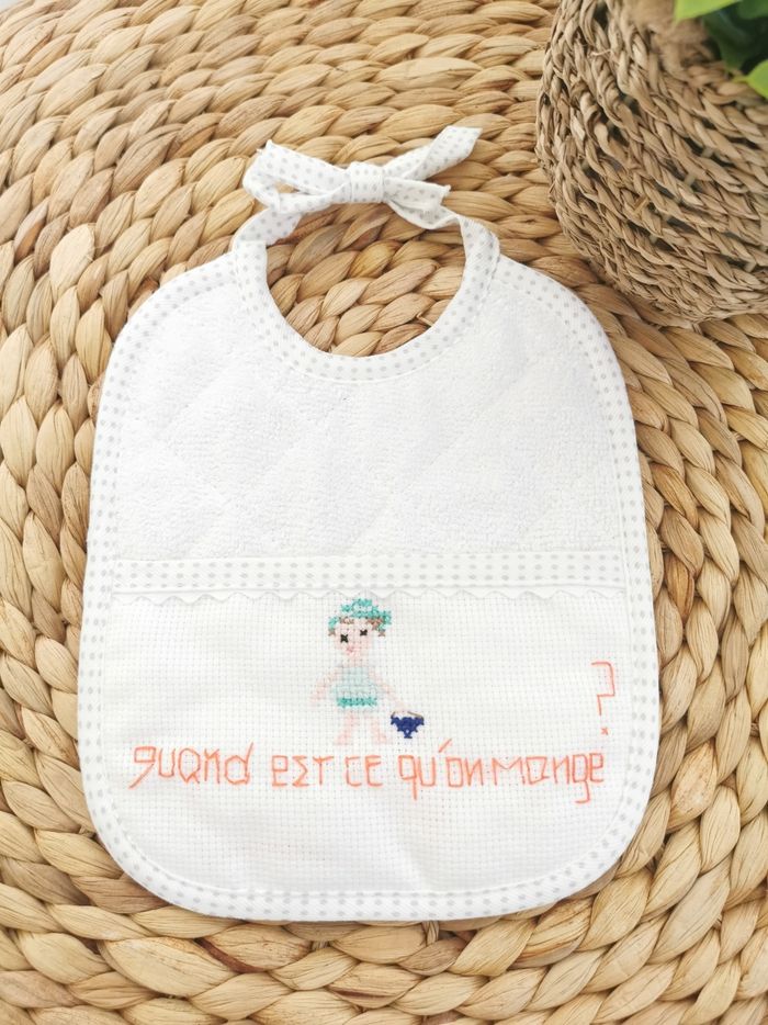 Bavoir blanc "Quand est ce qu'on mange?" Fait main - photo numéro 2