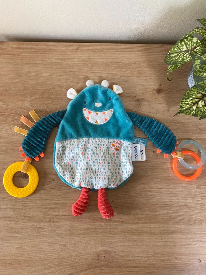 Doudou plat éveil monstre Ollie bleu anneau dentition noukies noukie ´´s