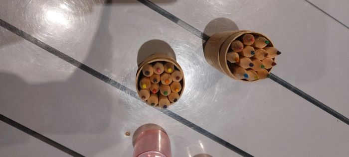 Boîtes à crayons de couleurs avec taille crayon inclus - photo numéro 2