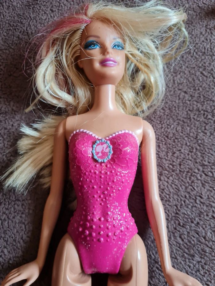Poupée barbie avec body rose - photo numéro 2