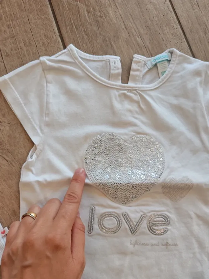 Lot de 2 t-shirt blanc 2 ans tachés - photo numéro 3