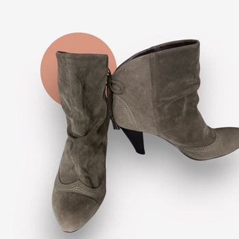 Bottines à talons en daim gris– style western chic