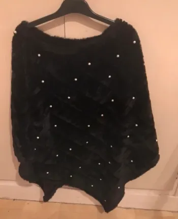 Poncho noir à perles grises T.U