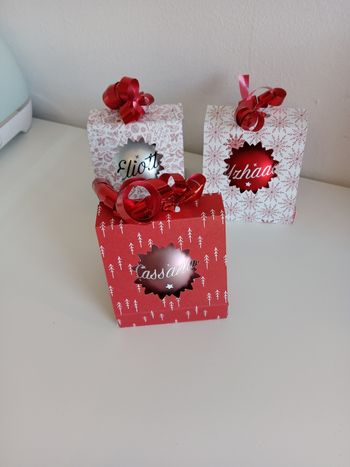 Boule de Noël avec boîte cadeau