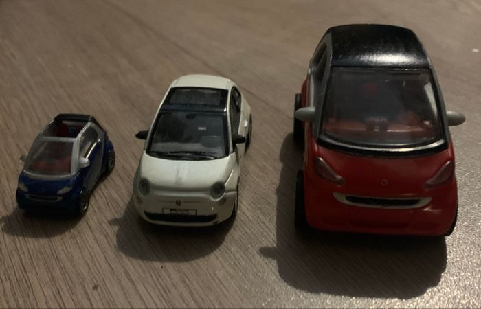 Fiât blanche creme et 2smart Rouge et une mini bleu