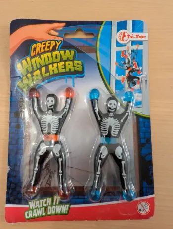 Deux figurines qui s'accrochent neufs