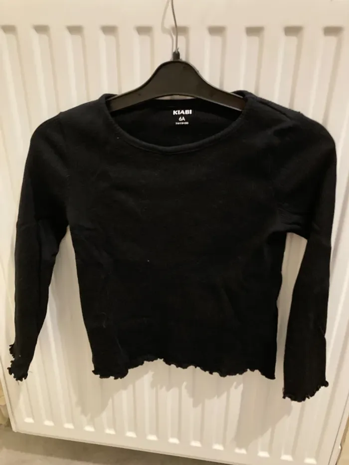 TEE shirt manches longues noir 6 ans
