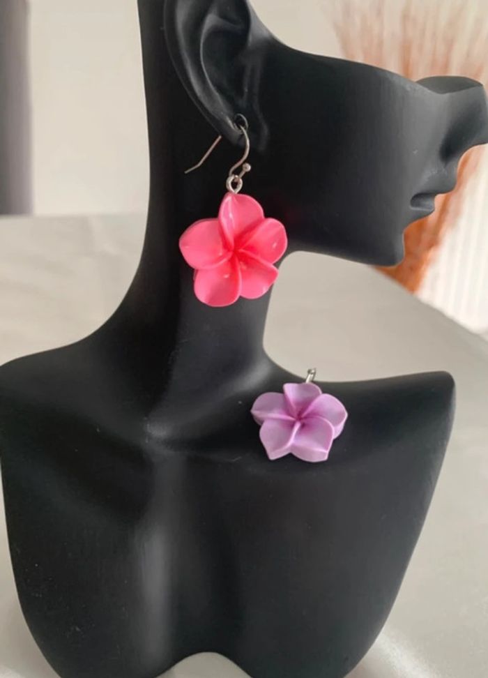 Boucles d’oreilles dépareillées fleur d’hibiscus rose et violette