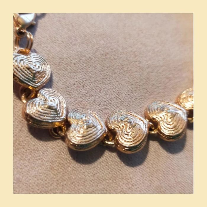 Bracelet vintage doré à cœurs gravés – Élégance intemporelle - photo numéro 5