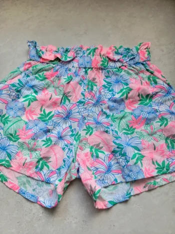 Joli short 8 ans neuf sans etiquette