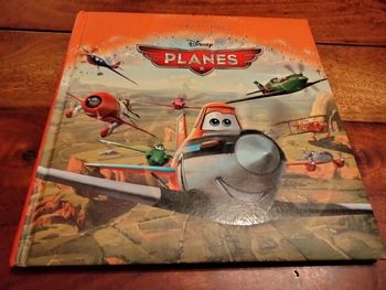 Livre intitulé les grands classiques Planes Disney hachette jeunesse