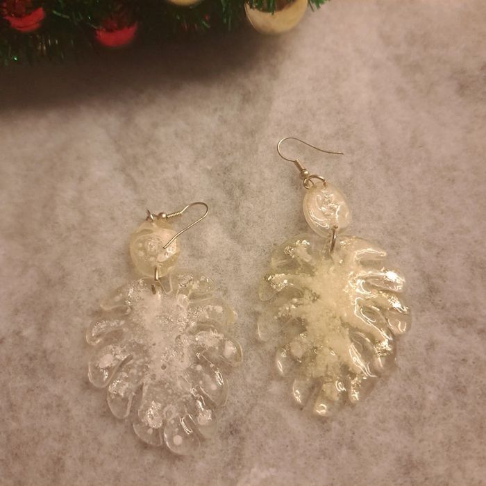 Boucles d'oreilles pendante en résine blanche - photo numéro 3