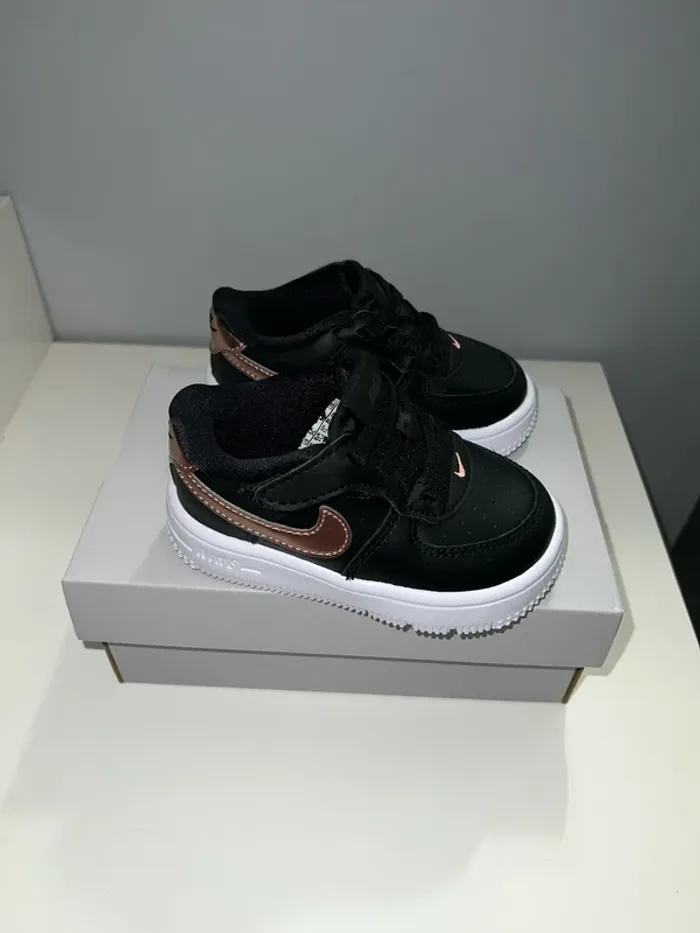 Basket Nike taille 21 unisex sans lacets - photo numéro 3