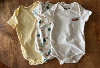 Lot bodies Tape à l’œil neuf 3 mois