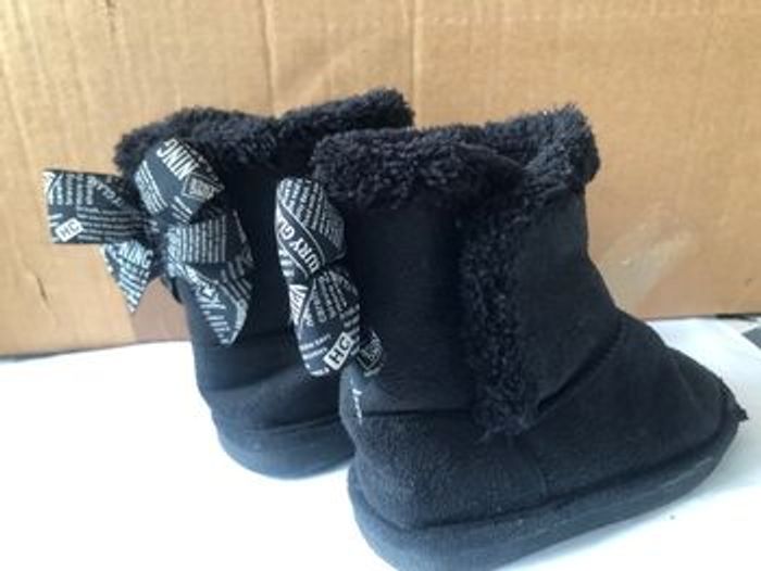 Bottines noires T25 avec noeud noir et blanc