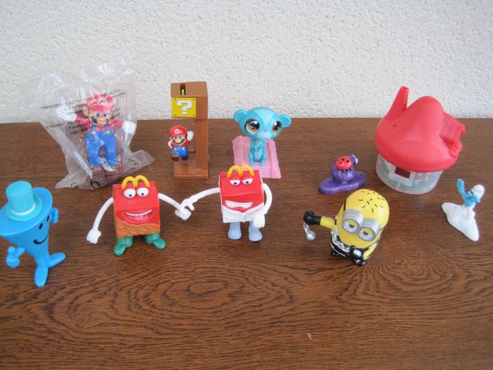 lot de figurines Mc Donald's LPS Super Mario Minion Schtroumpfs