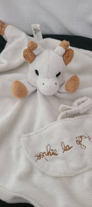 Doudou Plat carré Sophie la Girafe attache tétine VULLI