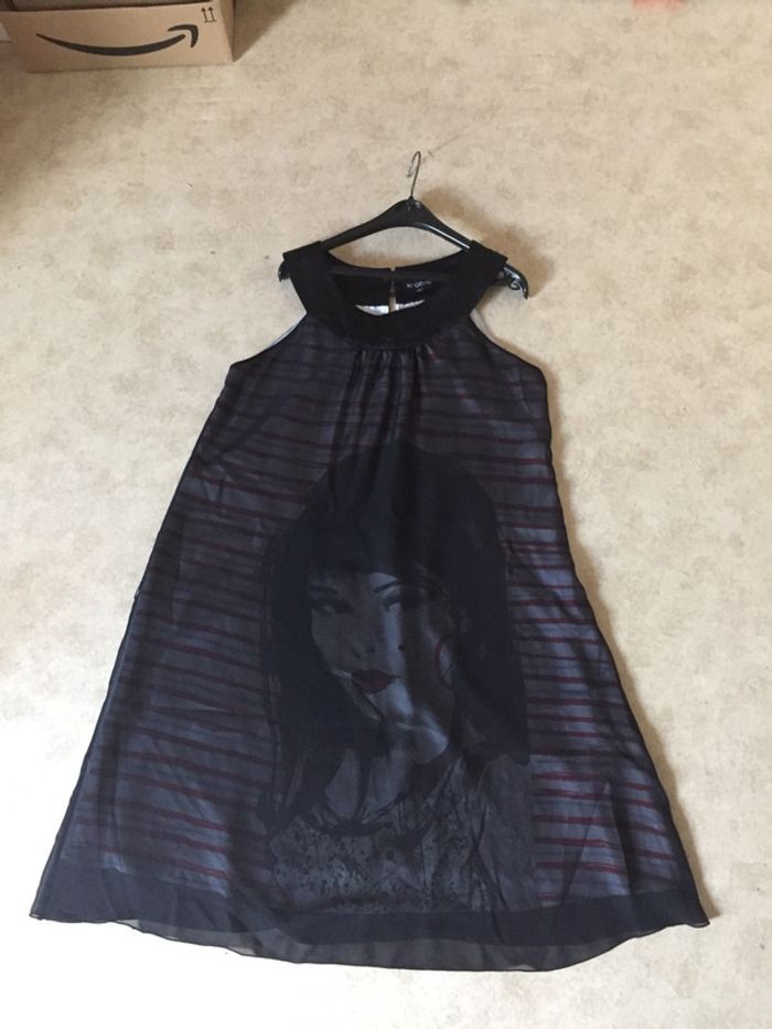 Robe noire et blanche