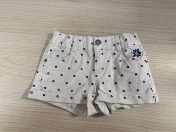 Short blanc brodé fleurs bleues Okaidi taille 3 ans