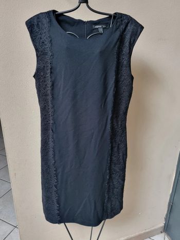 Robe noire avec dentelle sur les côtés
