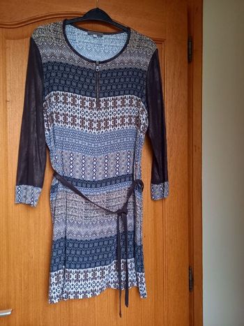 Jolie robe taille 40 initiation cuir sur les manches