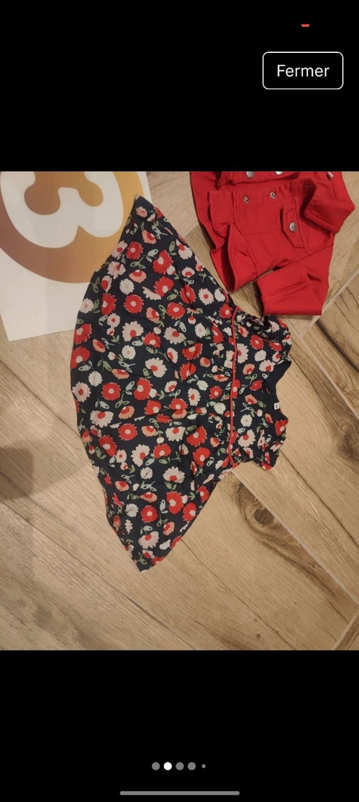 Lot 1 veste rouge + 1 robe à fleurs rouges doublé bleu marine 
Taile 3 mois 
Parfait état jamais portée - photo numéro 2